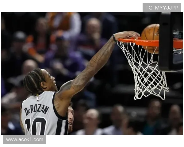 哈利伯顿挡拆吸引内线防守提升组织效率