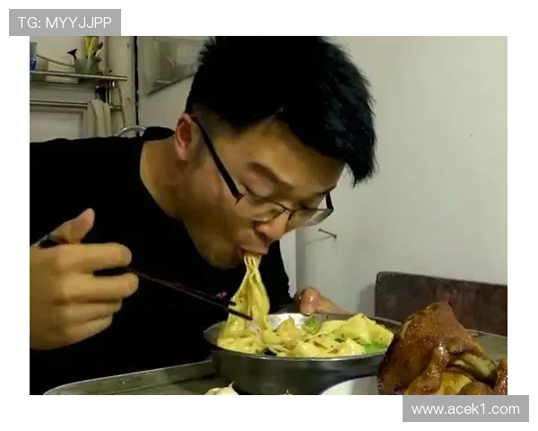 崔家溪训练完回家路上还在啃鸡胸肉，这人是真把自律当饭吃啊