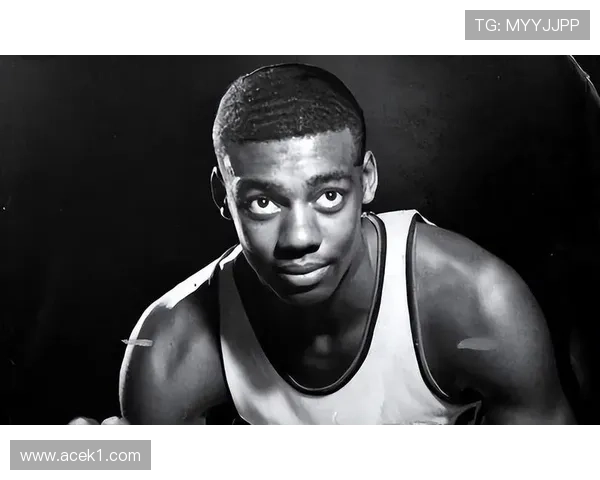 奥斯卡·罗伯特森无球跑动减少，组织重心前移改变进攻节奏